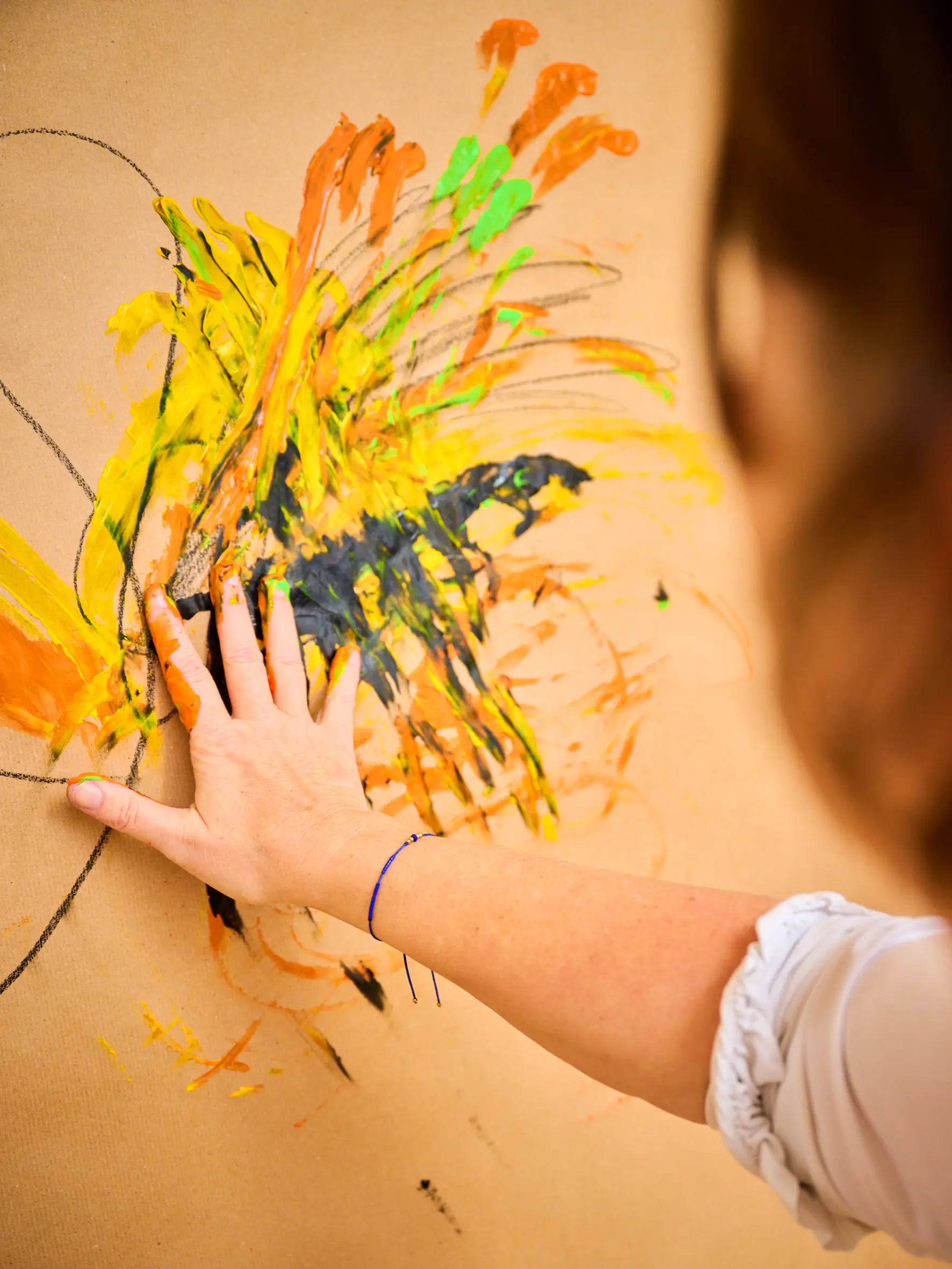 Kunsttherapie Arbeit mit den Händen in der Kunsttherapie